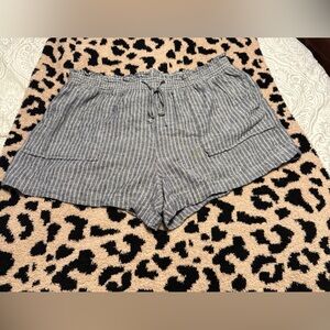 Time & Tru XL Ladies Pull up Shorts
very comf